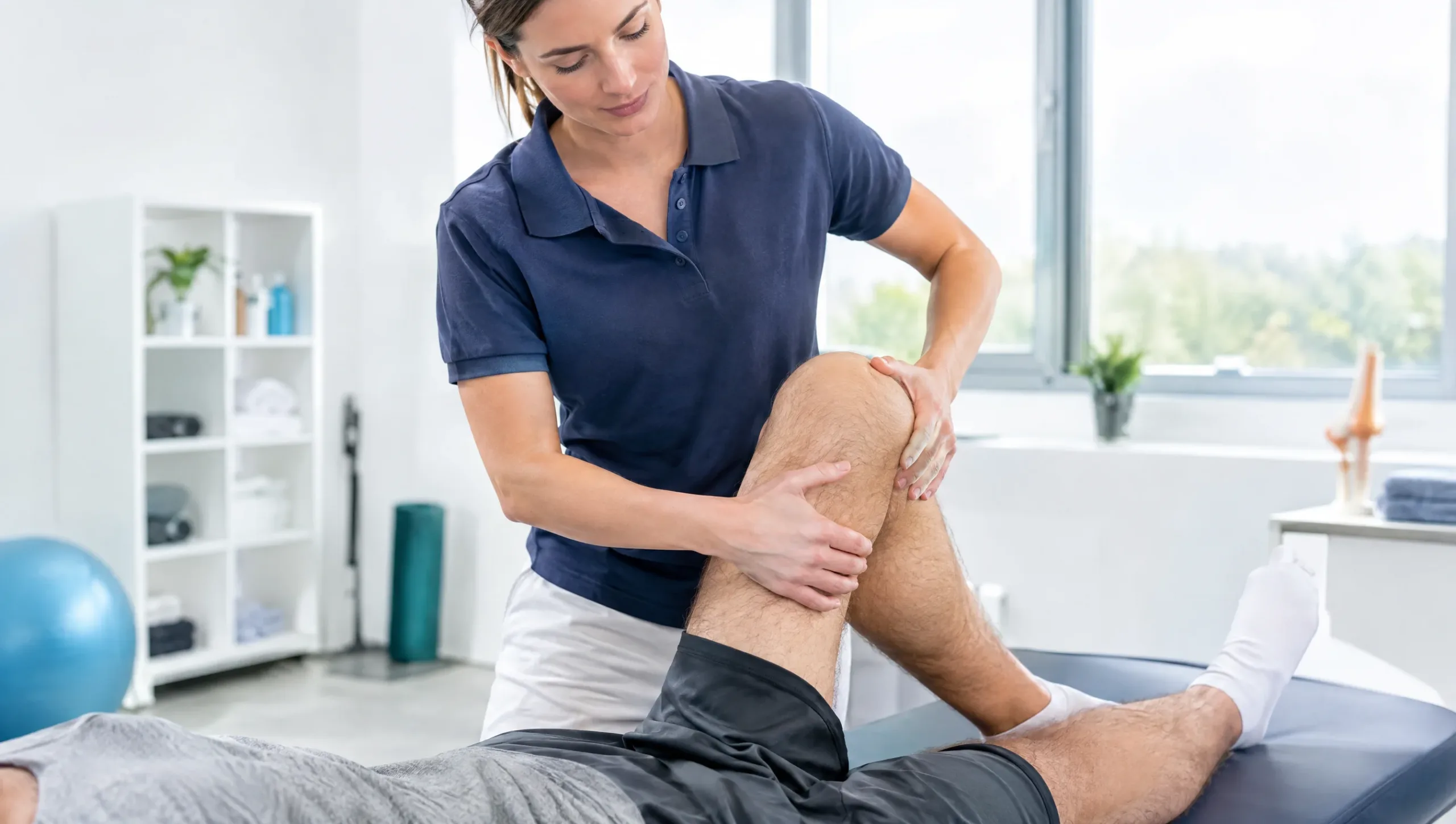 Knee Pain Physiotherapy Rawalpindi treatment session with a physiotherapist performing manual therapy