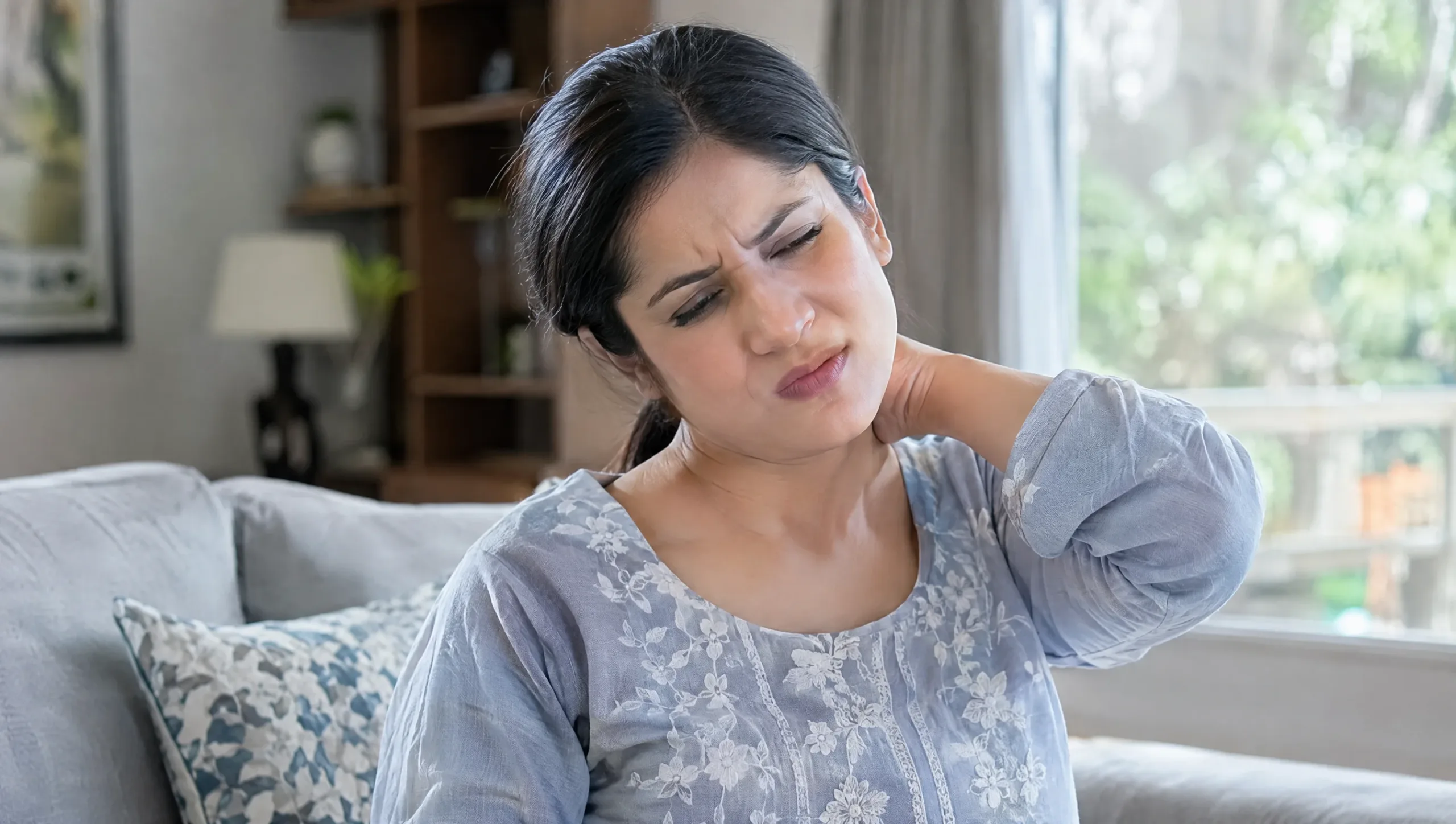 Woman experiencing common whiplash symptoms after a car accident